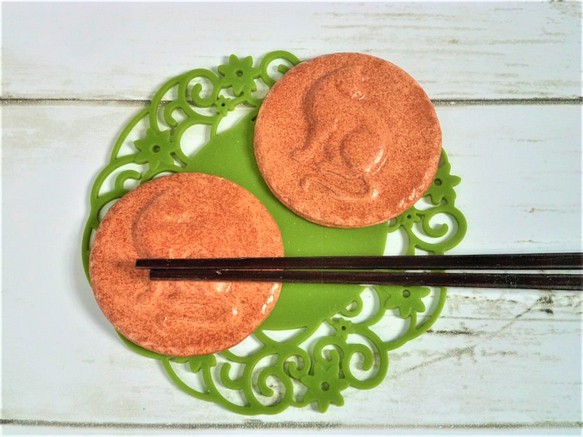 クッキーみたいなねこのレリーフ箸置き二個セット☆ピンク粘土☆オーブン陶芸 1枚目の画像
