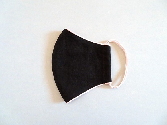 薄手の黒フレンチリネン×ピンクダブルガーゼの柔らか立体布マスク ピンク縁取り 1枚目の画像