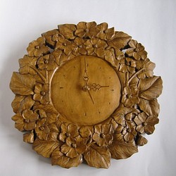 木彫りの時計★セントポーリアの円形掛け時計★素材榀の木  直径29㎝ 1枚目の画像