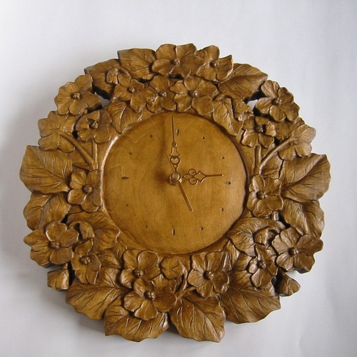 木彫りの時計☆セントポーリアの円形掛け時計☆素材榀の木 直径29