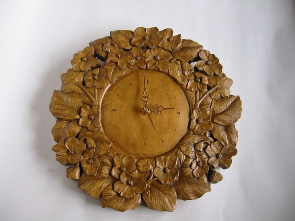 木彫りの時計★セントポーリアの円形掛け時計★素材榀の木  直径29㎝ 1枚目の画像