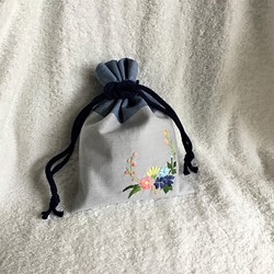 花刺繍の巾着・スモーキーブルー 1枚目の画像