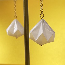 ダイヤカットオーナメントの折り紙ピアス 1枚目の画像