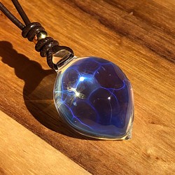 透明ガラスの～青色波紋～ネックレス（ボロシリケイトガラス） 1枚目の画像