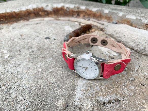 ▲EDGE モノトーンコーデに合わせたい赤メッシュ「エッジニット 腕時計」手元スッキリ見せ（EKW-RR） 1枚目の画像