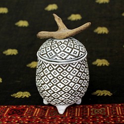 白黒　菱模様　陶器カップ　四つ足と流木の蓋付き　作品番号027 1枚目の画像