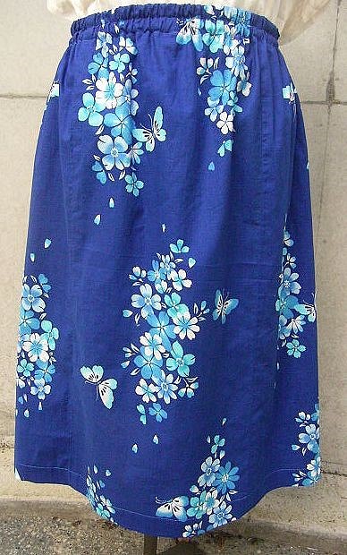 青い蝶と花のゆかたリメイクスカート　フリーサイズ　綿１００％　着物リメイク  フレアスカート 1枚目の画像