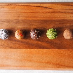 カラダ喜ぶおやつ！ナッツ＆ドライフルーツの「ninmari balls」 10pieces (5種×2個) 1枚目の画像