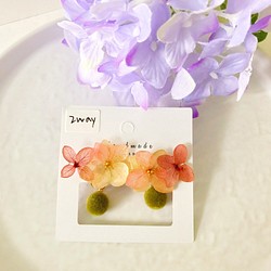 オリーブグリーンの小さな豪華なビーズの樹脂のイヤリング（2WAY）と秋と冬の色黄赤永遠の花アジサイ 1枚目の画像