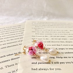 不規則な形の淡水真珠のイヤリングとカスミソウのガラス玉ピンクの小さな掛かる永遠の花ドライフラワー 1枚目の画像