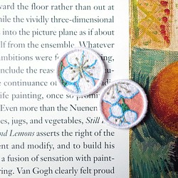 植物#141 梅 手刺繍耳飾り イヤリング/ピアス 1枚目の画像