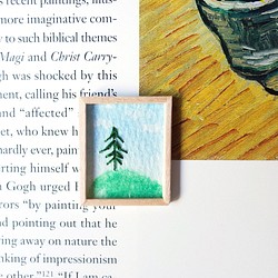 身につける景色#17 丘の上の杉 水彩 紙刺しゅう 紙刺繍 ミニ画 ブローチ 1枚目の画像