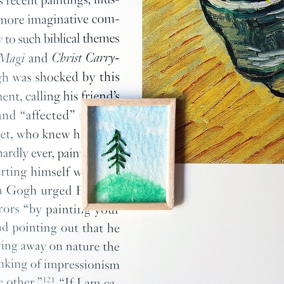 身につける景色#17 丘の上の杉 水彩 紙刺しゅう 紙刺繍 ミニ画 ブローチ 1枚目の画像