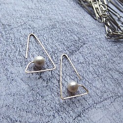 CLIP三角形珍珠耳環 第1張的照片