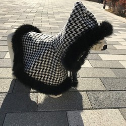 【Creema限定】犬用　暖かい高級ウール生地のマント フェイクファー付き　白黒千鳥柄　Mサイズ 1枚目の画像