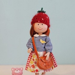 リッカLika小さな頭の人形は、サイズの手織りのイチゴの帽子を着ることができます 1枚目の画像