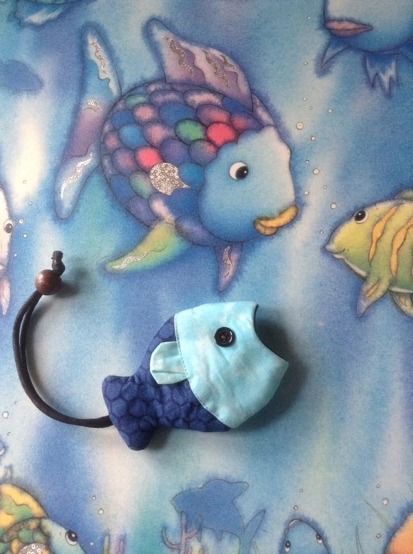 深藍蜂巢格熱帶魚鑰匙包 第1張的照片