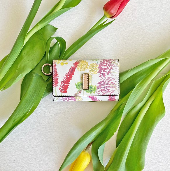 Spring Flowers カードも入る牛革キーケース　イエロー ピンク　グリーン　革　スマートキー　本革　ミニ財布　 1枚目の画像