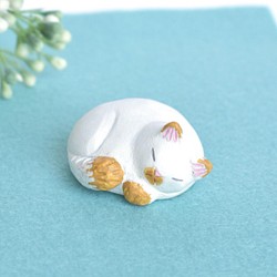 眠り白猫　置物 1枚目の画像