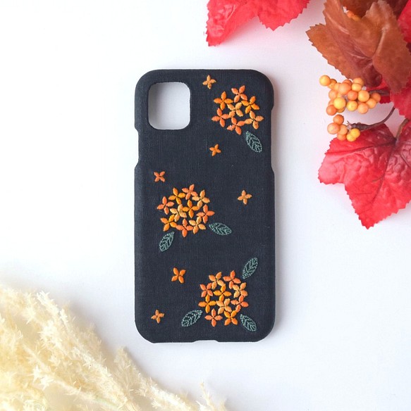 金木犀 刺繍iphoneケース リネン スマホケース Iphone12 Iphone13 秋 キンモクセイ Iphoneケース カバー ししゅう Kabu 通販 Creema クリーマ ハンドメイド 手作り クラフト作品の販売サイト