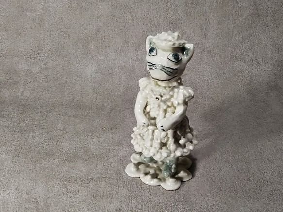 ネコの貴婦人（陶の置物） 1枚目の画像