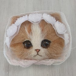 甘ロリにゃんこブローチ　ウエディングヴェール風　羊毛フェルト　猫　ブローチ　茶トラ白　薔薇　レース 1枚目の画像