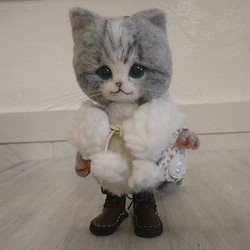 白いティペットのさばしろ猫 羊毛フェルト 置物　全身可動 ねこ　ぬいぐるみ　人形 雑貨 1枚目の画像