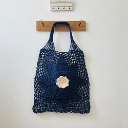 【再販】お花のネット編みショッピングバッグ 《ネイビー×きなり》 1枚目の画像