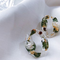 不規則珍珠花圈 / 金  樹脂乾燥花藝術 耳環（可改夾式） 第1張的照片