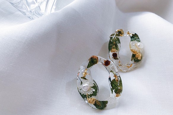 不規則珍珠花圈 / 金  樹脂乾燥花藝術 耳環（可改夾式） 第1張的照片