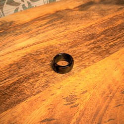 木の指輪　黒檀　エボニー　希少材　ウッドリング　アトリエ一本道 プレゼント ペアリング　木婚式 1枚目の画像
