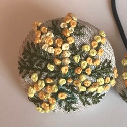 刺繍ヘアゴムor刺繍ブローチ ミモザの花2 1枚目の画像