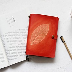 【選べるカラー・サイズ】梔子の葉  革の手染め ブックカバー・ノート 手帳 手書きの本 TNコア 1枚目の画像