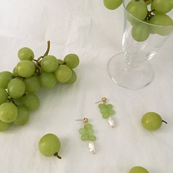 スペイン、バルセロナ出身のUva Verde手作りのレモングリーンのドロップシェイプのヒスイと真珠のイヤリング 1枚目の画像