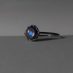 // 圍籬下的迷惑月光 //- 細版鑲嵌銀戒，Silver925，送禮，紀念日，月光石，藍色，bluemoonstone 第1張的照片