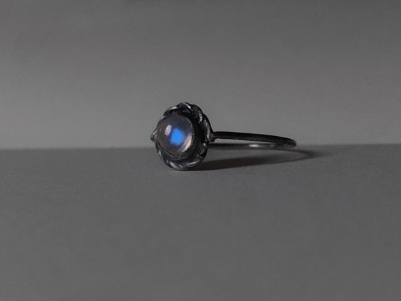 // 圍籬下的迷惑月光 //- 細版鑲嵌銀戒，Silver925，送禮，紀念日，月光石，藍色，bluemoonstone 第1張的照片