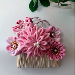 つまみ細工のコームの髪飾り　菊ピンク色と桜と小菊２種 1枚目の画像