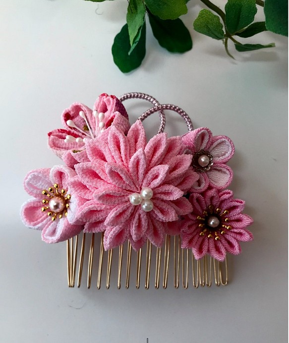 つまみ細工のコームの髪飾り　菊ピンク色と桜と小菊２種 1枚目の画像