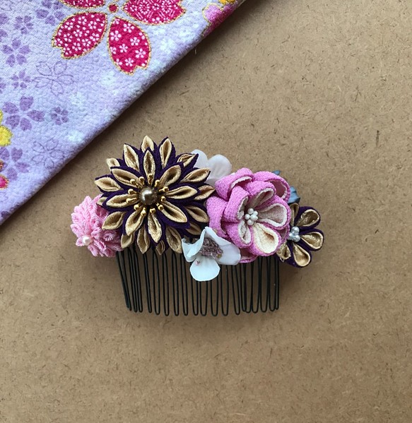 つまみ細工のコームの髪飾り　紫とゴールドと桃色の菊＆小花 1枚目の画像