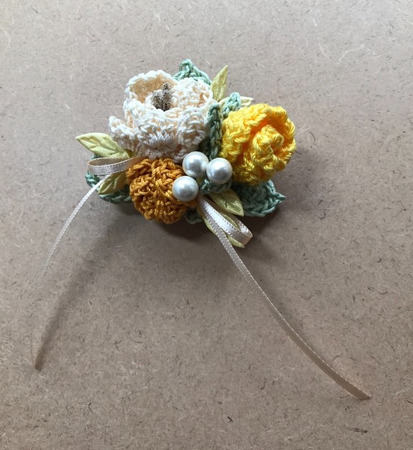 ナチュラル2wayクリップ髪飾り・コサージュ　イエロー系3種のお花とパールのペップ付き 1枚目の画像