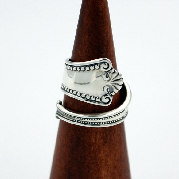 通過重製簡單但優雅的銀器製成的戒指，可以感受到西方風格的美麗 第1張的照片