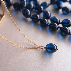 14kgf 天然の宝石 リトアニア産ブルーカラーアンバー（天然琥珀） 濃藍色のネックレス 1枚目の画像