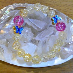 黄色とピンクのクラック水晶に蝶 1枚目の画像