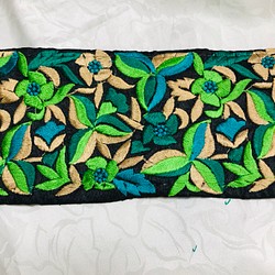 インドの刺繍リボン　黒地にグリーン・ブルー・ベージュの葉っぱ柄 1枚目の画像