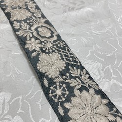 インドの刺繍リボン グレーのシルク生地に白花の刺繍