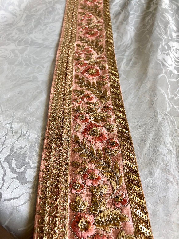 インドの刺繍リボン サーモンピンクに花柄 1枚目の画像