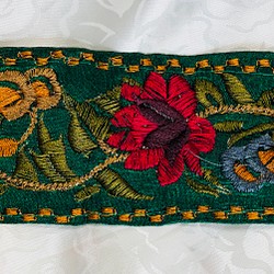 インドの刺繍リボン 深緑に花柄 1枚目の画像