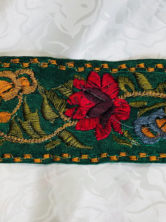 インドの刺繍リボン 深緑に花柄 1枚目の画像