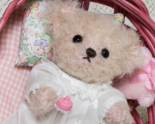 ベビーベッドに寝ているテディベアの赤ちゃん ぬいぐるみ U.P.Bear