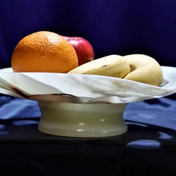果物皿　フルーツ皿　天然石オニックスから彫りだされた果物専用皿、　窓の開いた美しい皿　テーブルの上に置いて使えます。 1枚目の画像